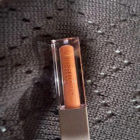 New Iconic Luminous Liquid Lipstick - Picture 2 of 7